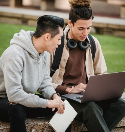 Estudiantes practicando inglés con EnglishMate